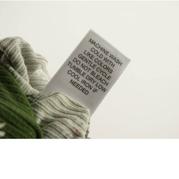 La La Land Creative Co Women's Ruched Crop Top Medium Sage Floral NWT V-Neck - Picture 7 of 7